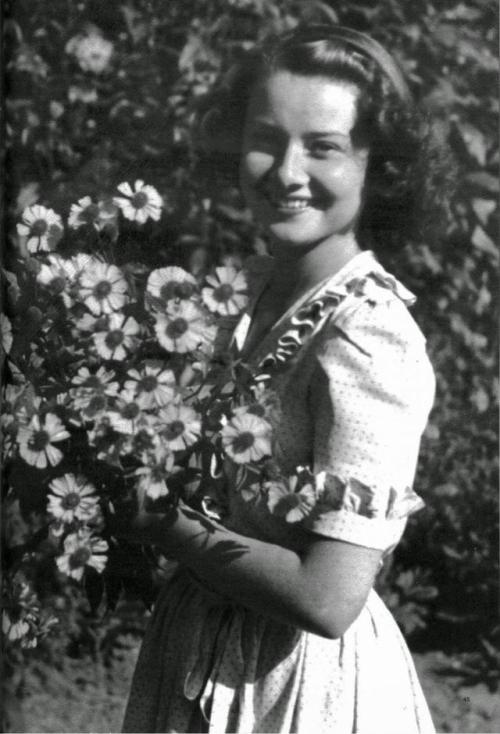 olga-4711 - Audrey Hepburn, 17 years old. The photograph was...