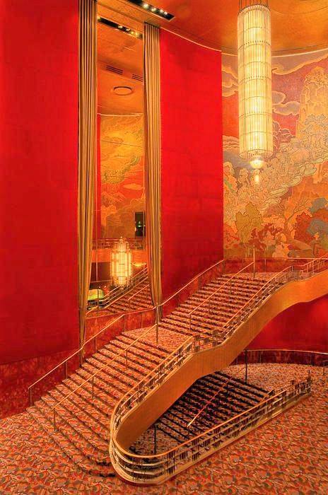 frenchcurious - Escalier du hall à l'intérieur du Radio City...