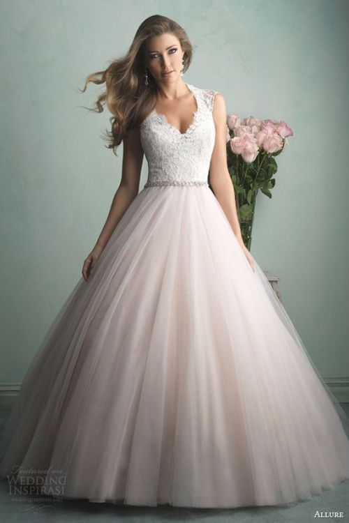 Follow us to look for your dream wedding gown