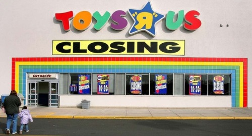 retrogamingblog:Toys R Us is closing all stores after 60 years...