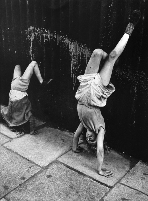 last-picture-show - Roger Mayne, Girls Doing Handstands, Southam...