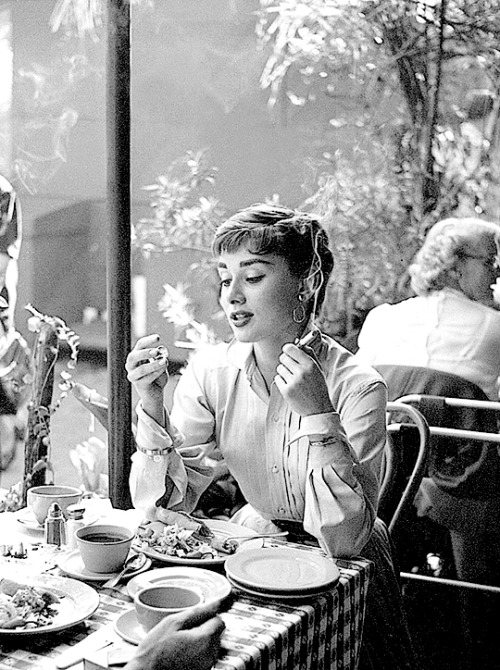 babeimgonnaleaveu - Audrey Hepburn photographed by Earl Theisen,...