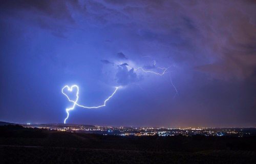 love:Heart-shaped lightning formed during a thunderstorm...