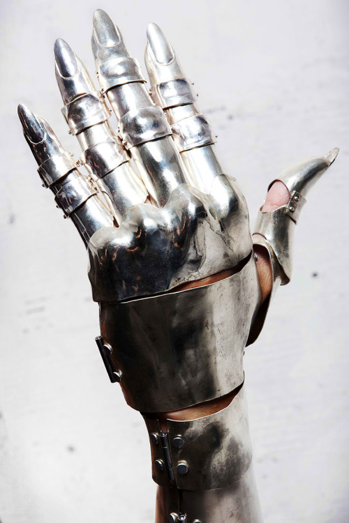 meyong - Armor Gloves Gauntlets by Fangophilia (via...
