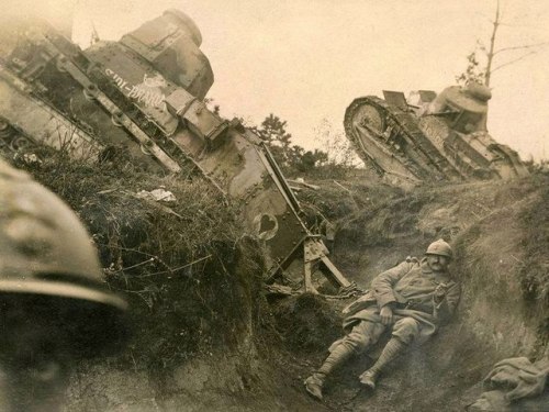 bmashina:The tanks “Renault” lined and stuck in the trenches...