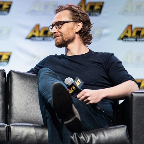 thehumming6ird - Tom Hiddleston on stage at ACE Comic Con,...