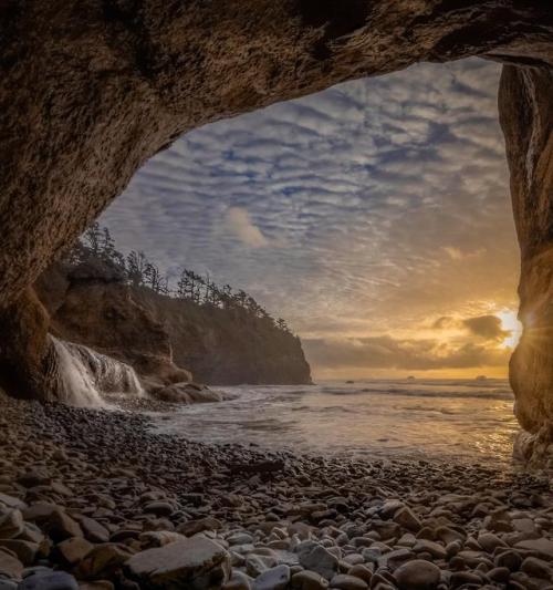 amazinglybeautifulphotography:Caves & Waves. Hug Point, OR....