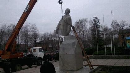 themaninthegreenshirt - Attempting to move a statue of Lenin