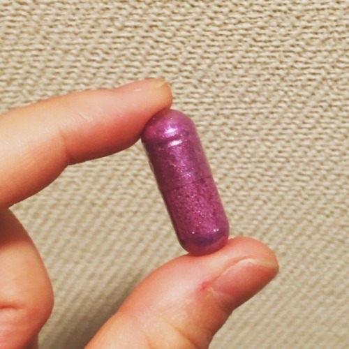 奇特新產品問世！日本知名的A片女導演「駒場達令」最近在推特上面分享這顆「深粉色的膠囊」，只要把這顆膠囊塞到下體裡面，讓它受熱融化和...