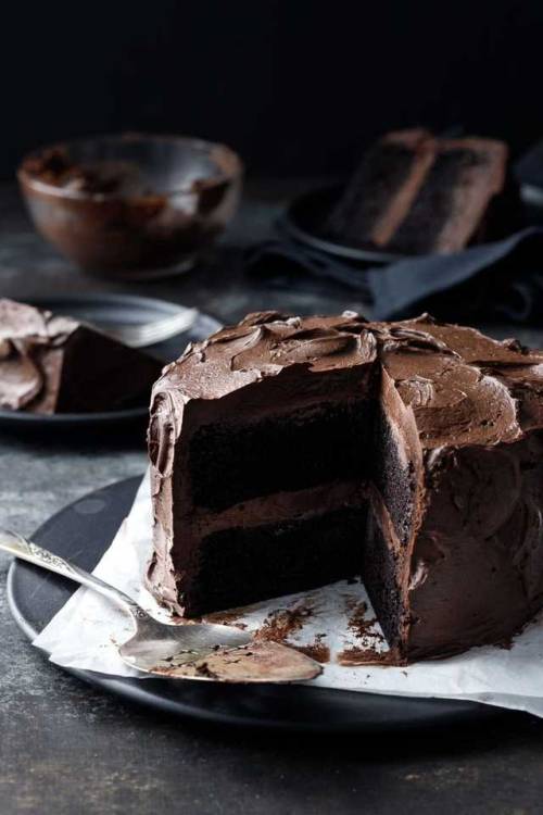 fullcravings - Ultimate Chocolate Cake with Fudge Frosting