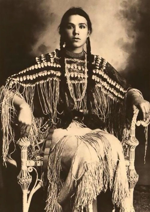 boredpanda - 1800s-1900s Portraits Of Native American Teen Girls...