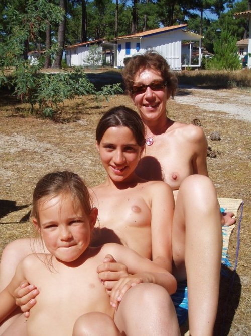 naturistelyon - Happy vacation at nudist resortSo wonderful to...