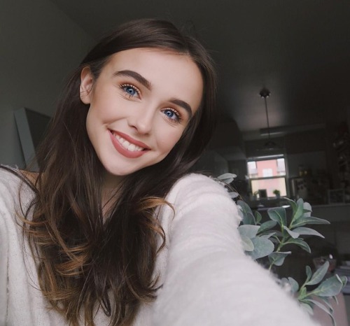 queen-ghold - credit @acaciabrinleyThat is a darn pretty smile!