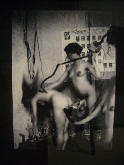 vivipiuomeno:
âDavid Lynch ph. - From Distorted Nudes series, atelier
â