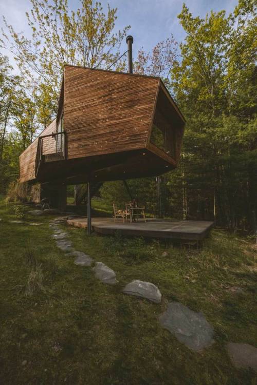 cabinporn:The Willow Treehouse / @treehousewillow is settled...