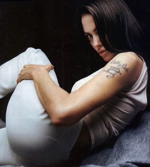 iconicbeauties - Angelina Jolie.