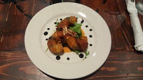 Bacon wrapped shrimp with homemade spicy sauce [5312x2988][OC]