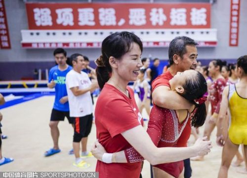 twoflipstwotwists - Members of Team China hugging their coaches...
