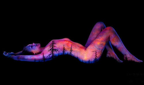 boredpanda - I Paint “Bodyscapes” That Glow Under Black...