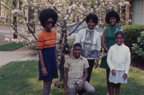 manufactoriel - Front Yard Family Photo, 1971
