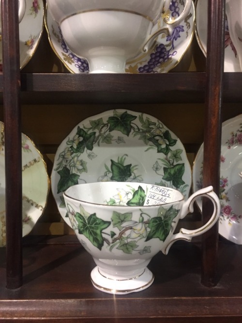 floralwaterwitch - So many lovely antique teacups and saucers ...