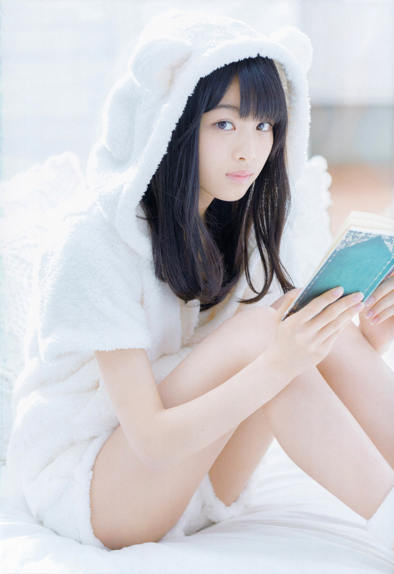 耳のついた白いつなぎを着て本を読んでいる原田葵の画像