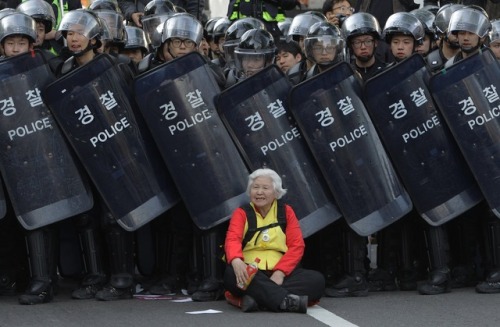 nerd-utopia - Protest photos - the power of one woman against the...