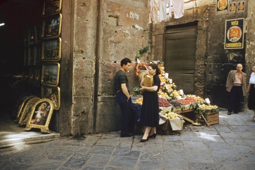 my-retro-vintage - ITALY. Rome. Street market   © David Seymour  ...