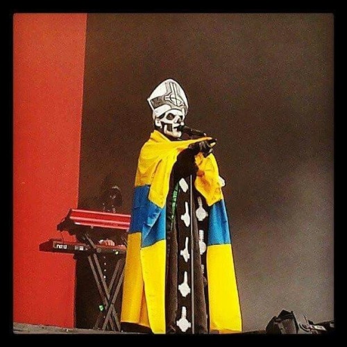 metalhat:skuggfiguren:a while ago i saw this photo of papa II wrapped in a swedish flag onstage...