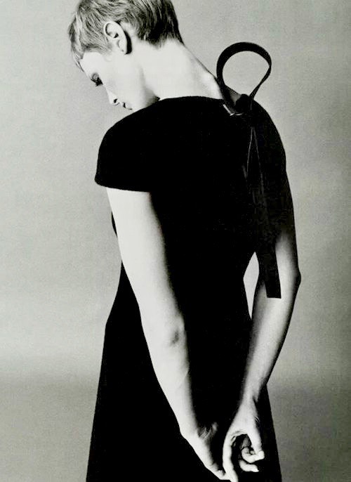summers-in-hollywood - Mia Farrow, 1966. Photo by Richard Avedon