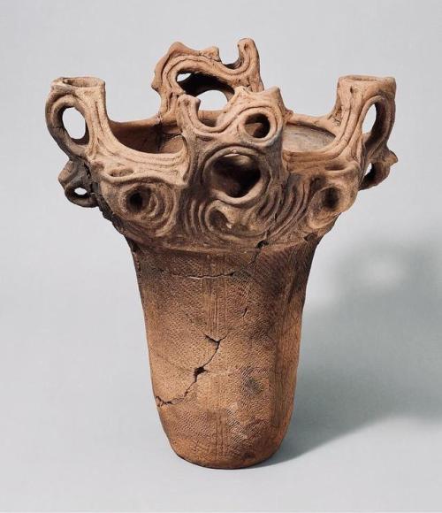 historyarchaeologyartefacts:Flame-rimmed cooking vessel from...