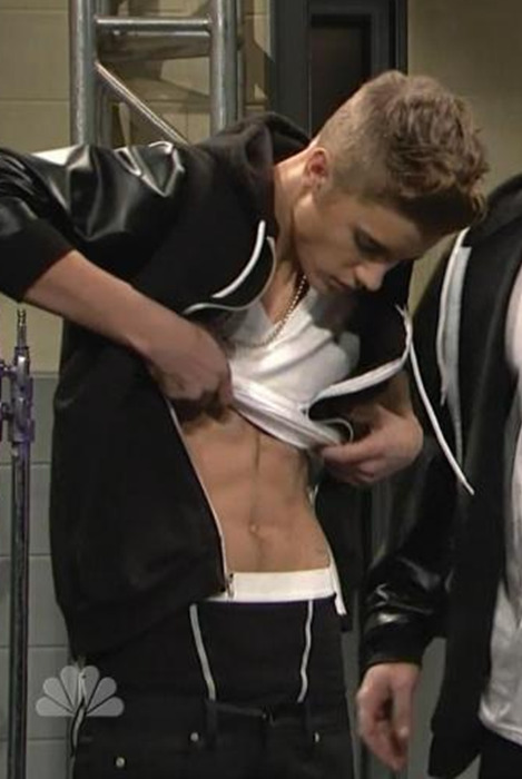 celebsaggers - Justin Bieber Lifting His Shirt &...