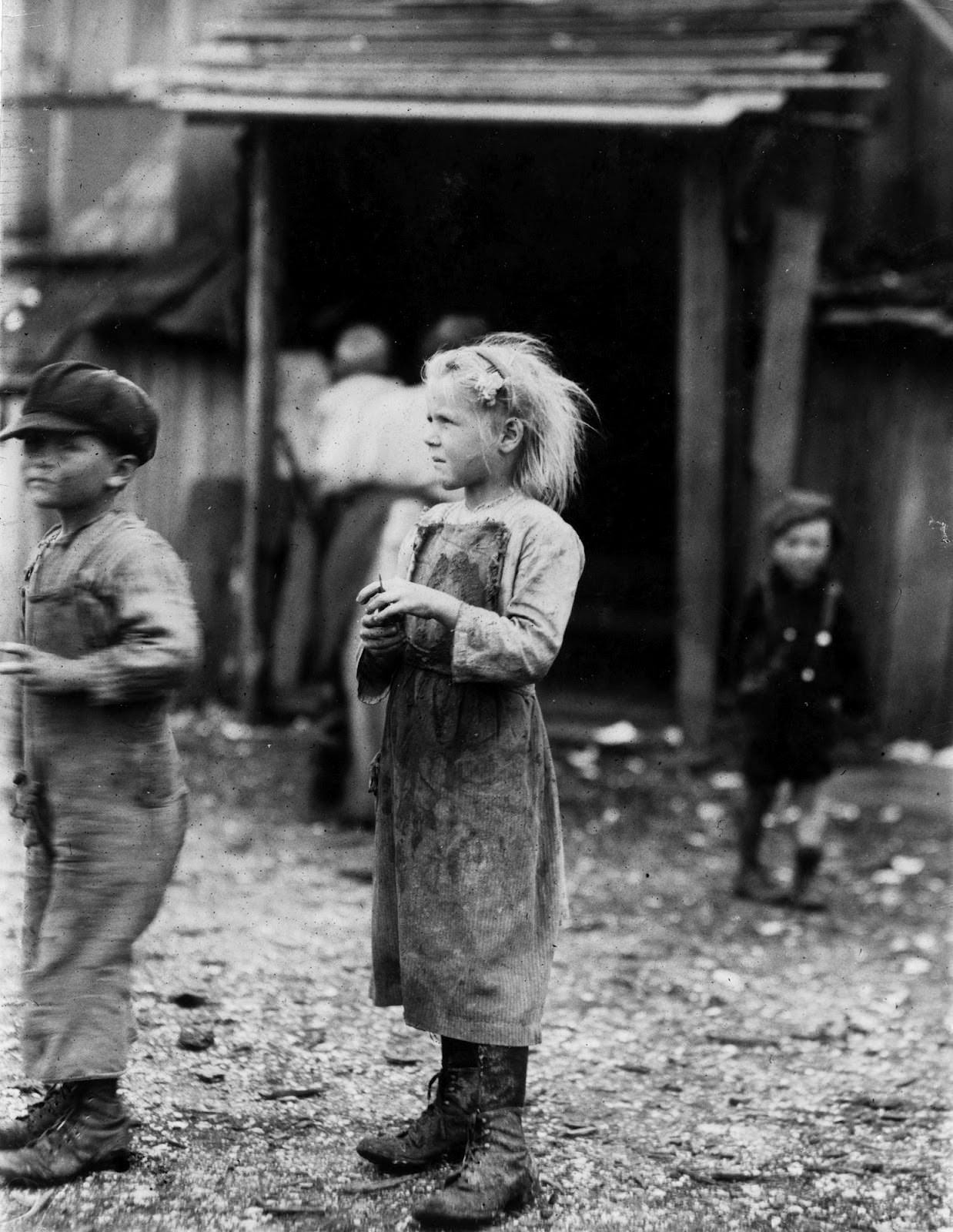 Южная Каролина, дети работают на фабрике устриц. 1912 г.