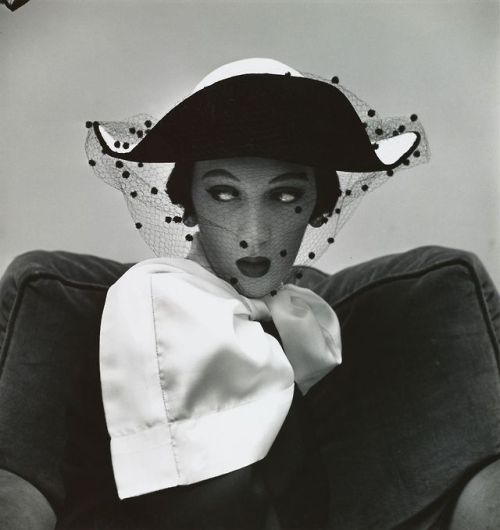 sendommager:Dovima in a hat designed by Tatiana du Plessix...