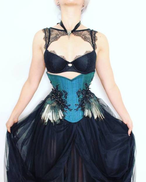 The magpie corset by @lovelyratscorsetry is absolute glory...