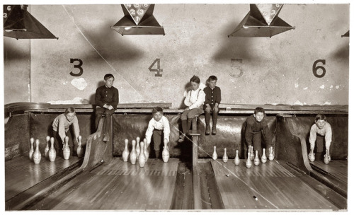 historicaltimes - Pin setters in a bowling hall in Chicago, 1940s...