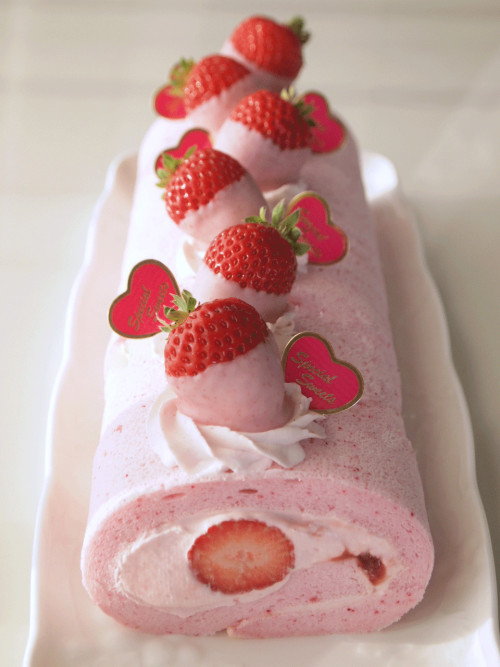 petitcho - ベビーピンクの苺レアチーズロールケーキ  via -  cookpad