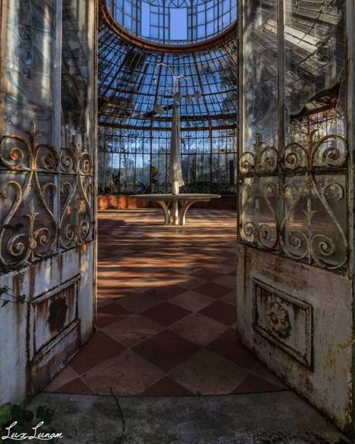 steampunktendencies:Abandoned greenhouse, FrancePhoto:...