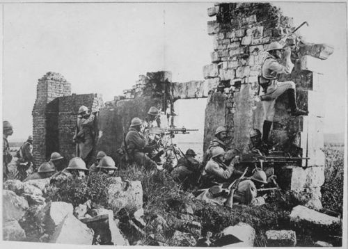 warhistoryonline - French machine gunners defend a ruined...