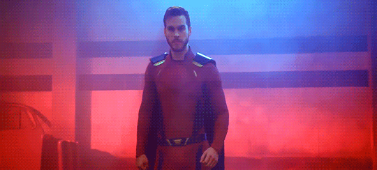Mon-El aura droit à son costume traditionnel dans Supergirl 18