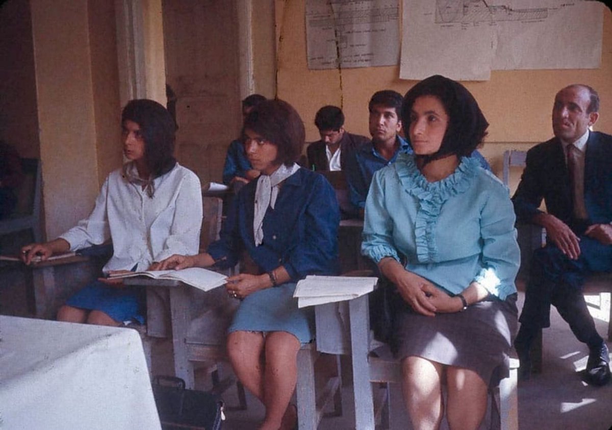 А это, студенты в колледже в Афганистане. 1960-й