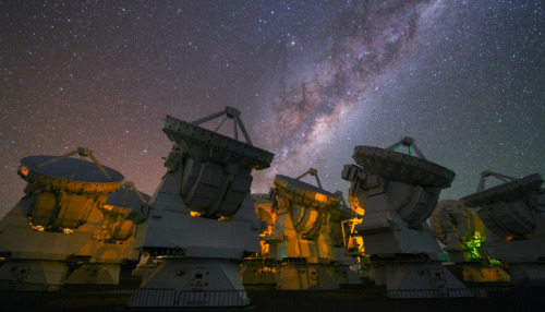 space-wallpapers - The Milky Way above the antennas of ALMA ...