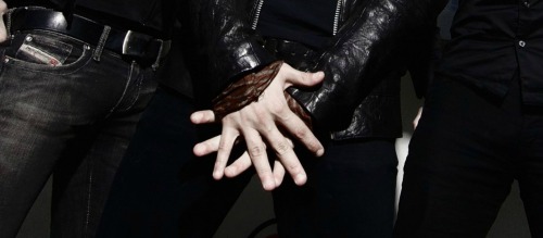 twinkfrank - More pictures of Gerard’s hands.