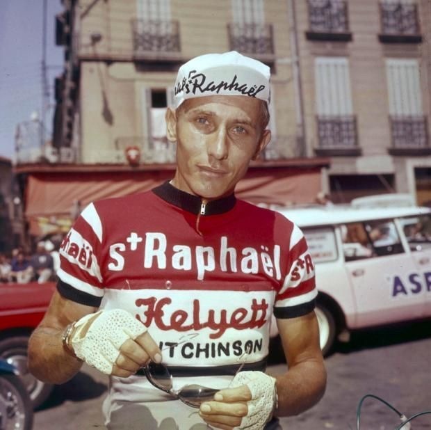 ‪Hoy ha muerto un mito del ciclismo, Jacques Anquetil (Fr) a los 53 años de edad víctima de un cáncer. Anquetil consiguió ganar 5 Tours de Francia #x181187 ‬