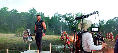 thorodinson:Chris Hemsworth behind the scenes of “Avengers:...
