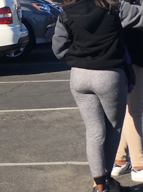 highschoolcandidcreeps:This girl is thicccccc her booty so nice like for a vid of her twerking
