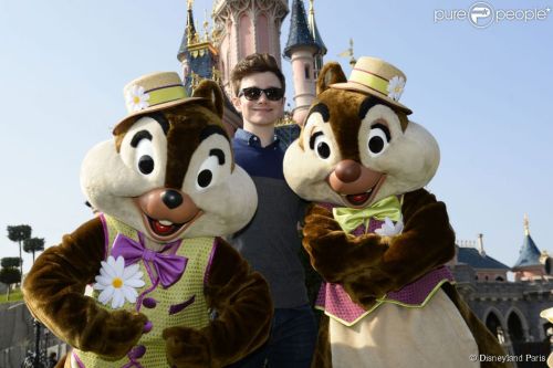 chriscolfernews - Chris Colfer célèbre le printemps à Disneyland...