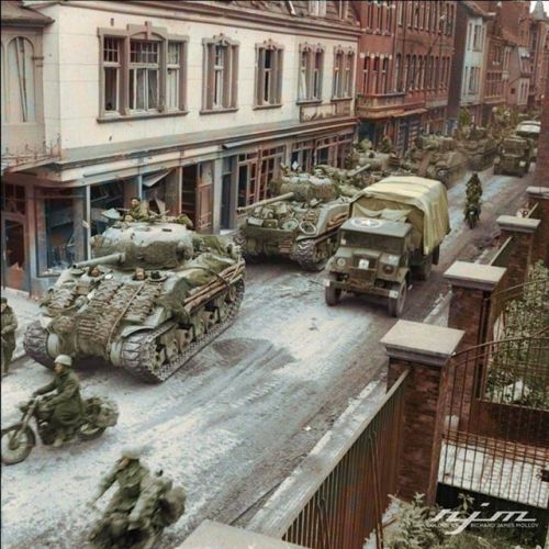 warhistoryonline - Sherman tanks of the British 8th Armoured...