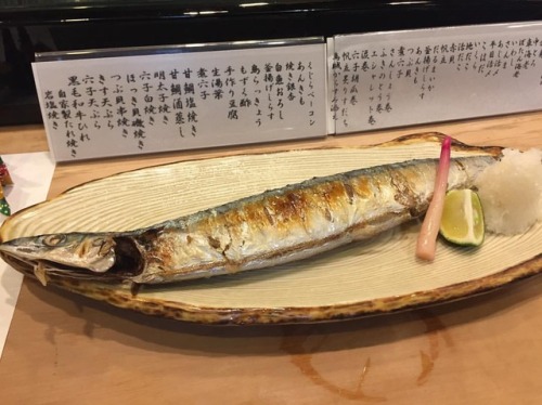 秋刀魚の塩焼き。#秋刀魚#サンマ#塩焼き#旬の食材#秋の味覚https://www.instagram.com/p/Bofg4...