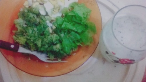 Brócolis, salada de alface e um ovo cozidoSuco de limão com...